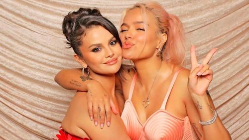Selena Gómez y Karol G Refuerzan su Amistad tras Concierto en el Rose Bowl; Gómez Desconcertada por Experimento de Inteligencia Artificial en la Música