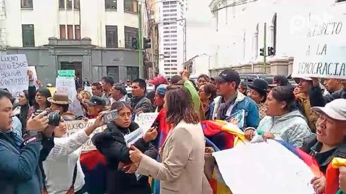  Autoconvocados exigen elecciones y se manifiestan frente a la Vicepresidencia del Estado Plurinacional