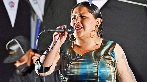 Alwa, la cholita rapera, llevará su talento a Suiza en festival feminista