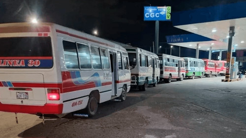 Falta de diésel paraliza el 50% del transporte público en Santa Cruz