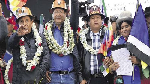 El cabildo paralizó el Gobierno, hubo tensión y protestas de los afines a Evo