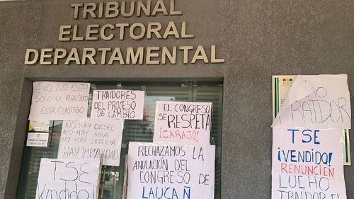 Regional urbana del MAS protestó en el TED en rechazo a la anulación del congreso en Lauca Ñ