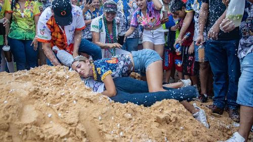 Emotivo Adiós al Carnaval en Porongo: Nuestra Reina Aitana I Entierra el Muñeco Marcando el Fin de una Tradición.