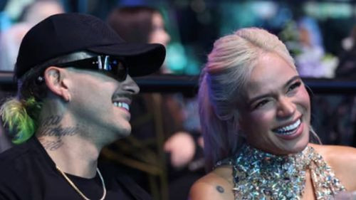 Karol G y Feid hacen oficial su relación en los Premios Women in Music