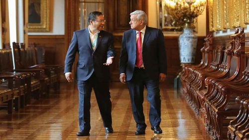 Presidente de Bolivia conversa con presidente de México sobre incidente en embajada de México en Ecuador