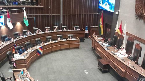 Senado suspende sesión  