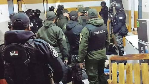 Acusado de triple asesinato remodela bloque en la cárcel y compra enseres