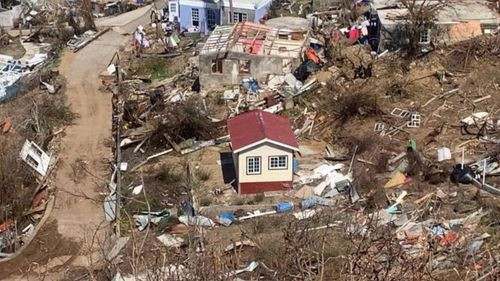 Huracán Beryl destruye isla, pero una casa de madera resiste