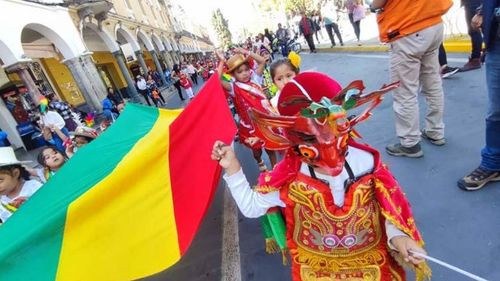 Los escolares deslumbran en la celebración del Día de la Bandera boliviana