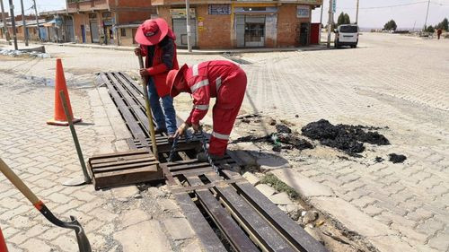 Obreros limpian sumideros y bocas de tormenta en el Distrito 1