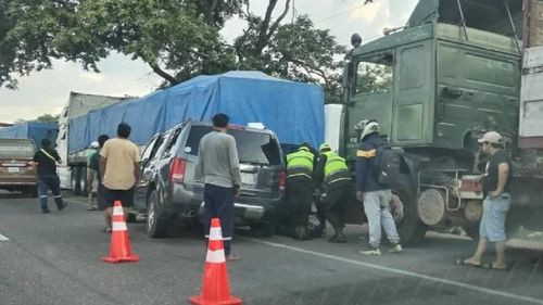 Subteniente de policía pierde la vida en choque contra camión en fila por diésel