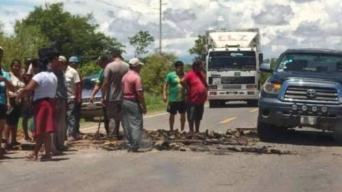 En San Julián destruyen una parte de la carretera Santa Cruz – Trinidad para que drene agua que inundó un barrio