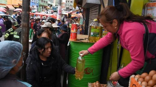 Autoridades intervienen mercados en La Paz y regulan precio del aceite tras denuncias de especulación