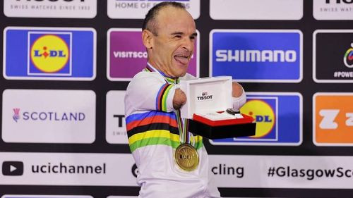 Insólito hecho en el Mundial Paralímpico de Glasgow: Un ciclista sin manos recibió un reloj pulsera como premio