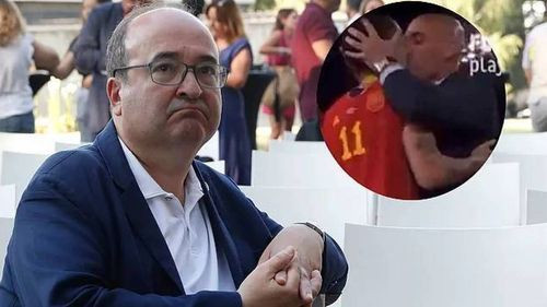 Ministro de Deporte español considera &quot;inaceptable&quot; el beso en la boca a jugadora tras el Mundial