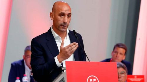 FIFA suspende provisionalmente a Luis Rubiales, presidente de la Federación Española de Fútbol, por incidente con jugadora