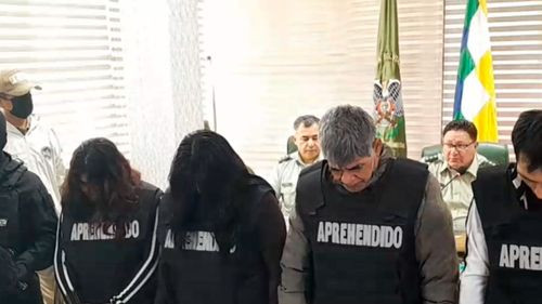 Cuatro sujetos capturados por robos en micros en Santa Cruz