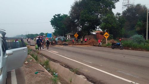 Bloqueo en la carretera Portachuelo-Buena Vista: Protesta por alza de precios y abastecimiento de combustible