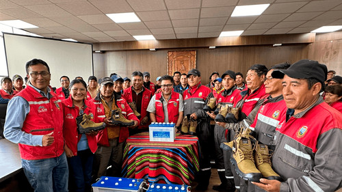 Alcaldía de El Alto equipa a operadores de maquinaria pesada con botas de seguridad y baterías