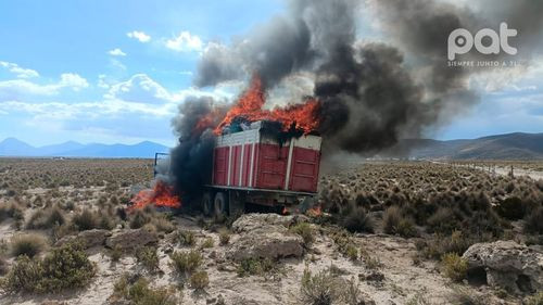 Incineran camión con mercancía de contrabando en Oruro