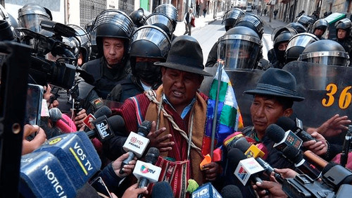 Policía resguarda sede campesina mientras ponchos rojos y dirigentes buscan solución a sus diferencias