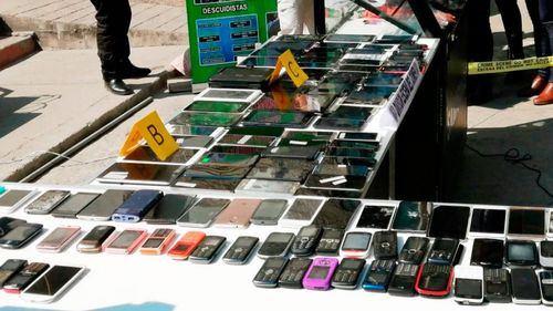 En El Alto recuperan 250 celulares en la Feria 16 de Julio