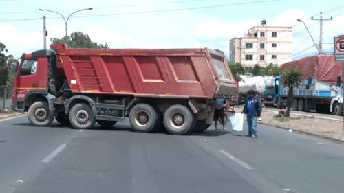 Transportistas mantienen bloqueos en varias ciudades en protesta por la falta de combustible