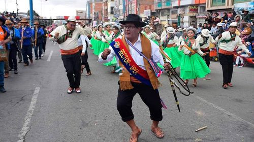 Rector de la UPEA deslumbra bailando moseñada en homenaje a la Autonomía Universitaria