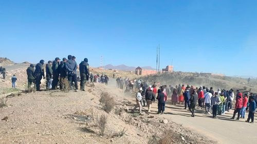 Policía interviene bloqueo en Panduro y detiene a 14 personas en operativo para liberar la carretera La Paz-Oruro