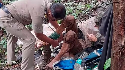 Encuentran a mujer estadounidense encadenada a un árbol en India: investigan a su exmarido