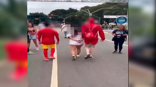  &quot;Policías del Chapulín Colorado&quot; detienen a ladrones durante el Carnaval de Brasil