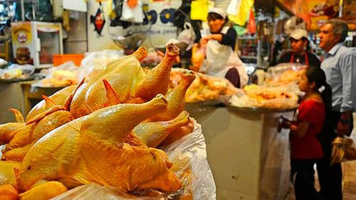 Precio del pollo baja en Santa Cruz mientras escasea en La Paz por bloqueos de caminos