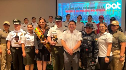 Fiscal Departamental de Santa Cruz recibe reconocimiento de mujeres policías