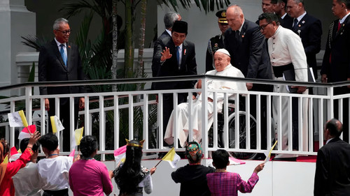 El papa Francisco elogia a Indonesia por sus familias numerosas y critica la preferencia por mascotas en otros países