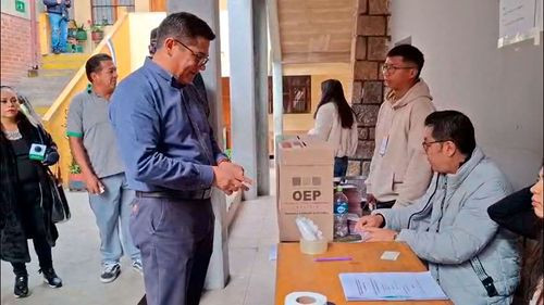 Alcalde Enrique Leaño emite su voto y llama a la ciudadanía a participar