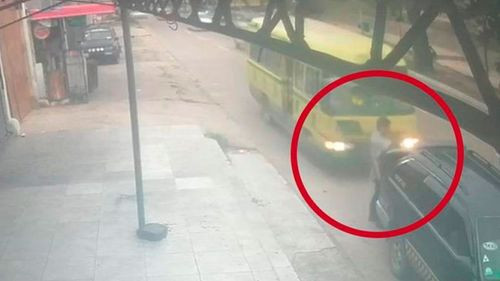 Hombre pierde la vida tras choque con micro en santa cruz