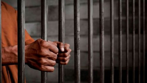Sentencian a 30 años a español por delitos contra menor en Santa Cruz