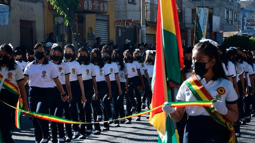 Desfile escolar en Cochabamba celebra el 199 aniversario de Bolivia