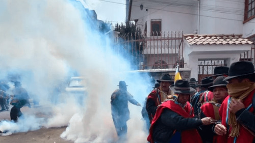 Ponchos Rojos superan control policial en protesta