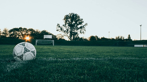 Los efectos mixtos de la cafeína en el fútbol: precisión vs. toma de decisiones