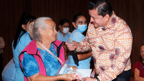 Jhonny Fernández entrega prótesis dentales gratuitas a adultos mayores