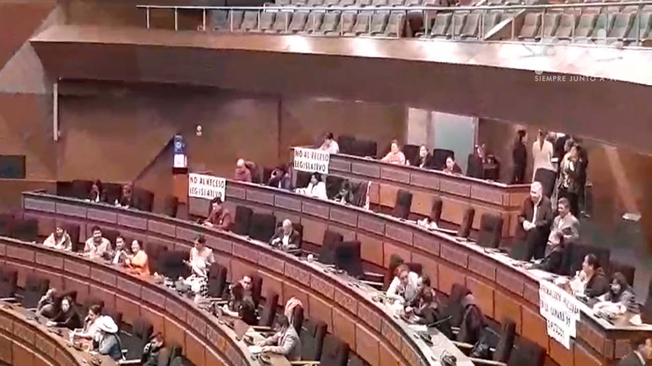 Carteles piden no tomar receso en la Asamblea Legislativa.jpg